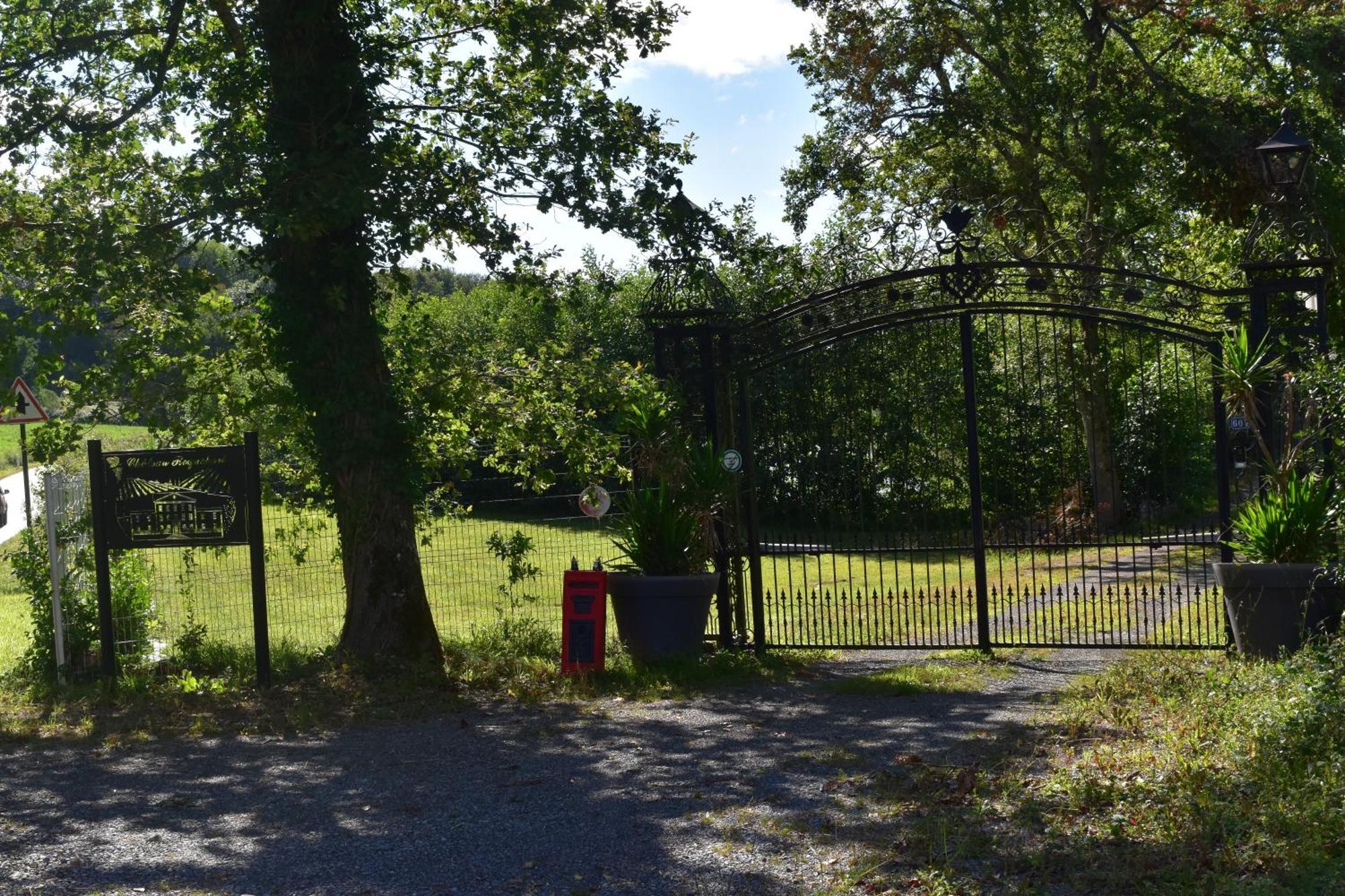 Chateau Roquehort Avec Ev Recharge Point 22Kw Monein Exteriör bild