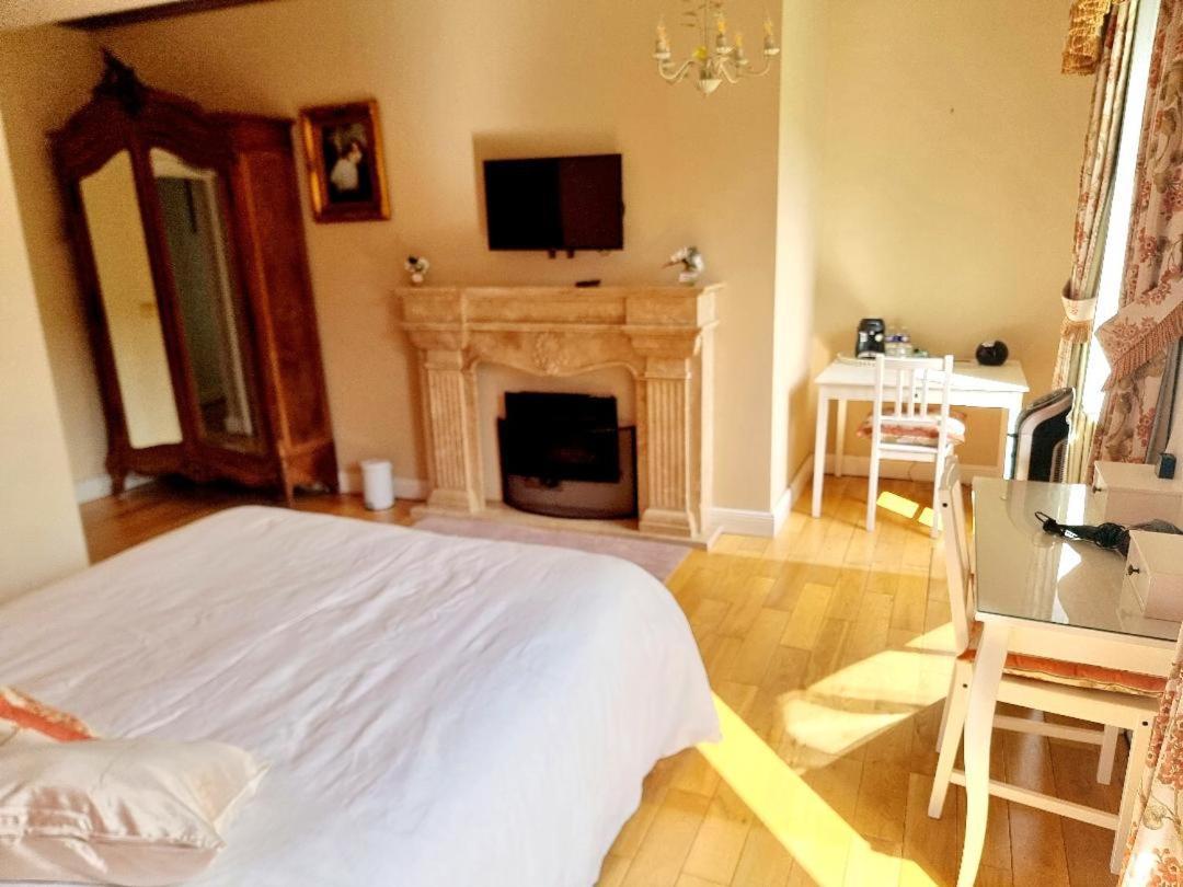 Chateau Roquehort Avec Ev Recharge Point 22Kw Monein Exteriör bild